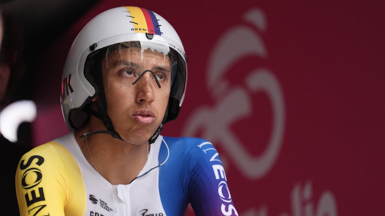 Egan Bernal a punto de tomar la partida en la etapa 10 del Giro de Italia