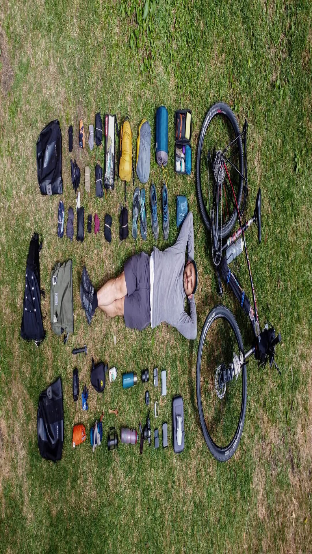 Camilo Medina empaca para sus viajes sólo lo que considera esencial, entre sus infaltables destacan el termo de café y su cámara.