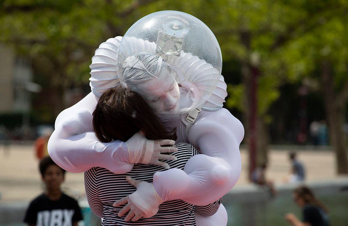 Una turista recibe un abrazo de un artista, a las afueras del Museo Nacional de Ámsterdam, Países Bajos, el 1 de junio. El gobierno relajó las medidas impuestas para detener la propagación del coronavirus y permitió la reapertura de bares, restaurantes, cines y museos bajo estrictas condiciones. Foto: Peter Dejong/ AP