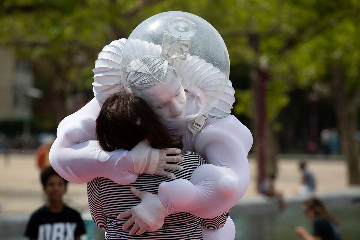 Una turista recibe un abrazo de un artista, a las afueras del Museo Nacional de Ámsterdam, Países Bajos, el 1 de junio. El gobierno relajó las medidas impuestas para detener la propagación del coronavirus y permitió la reapertura de bares, restaurantes, cines y museos bajo estrictas condiciones. Foto: Peter Dejong/ AP