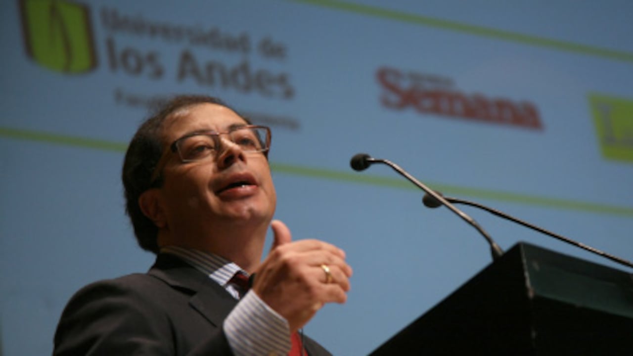 En el foro organizado por SEMANA, el alcalde Gustavo Petro expresó su preocupación por el nuevo Sistema Integrado de Transporte (SITP).