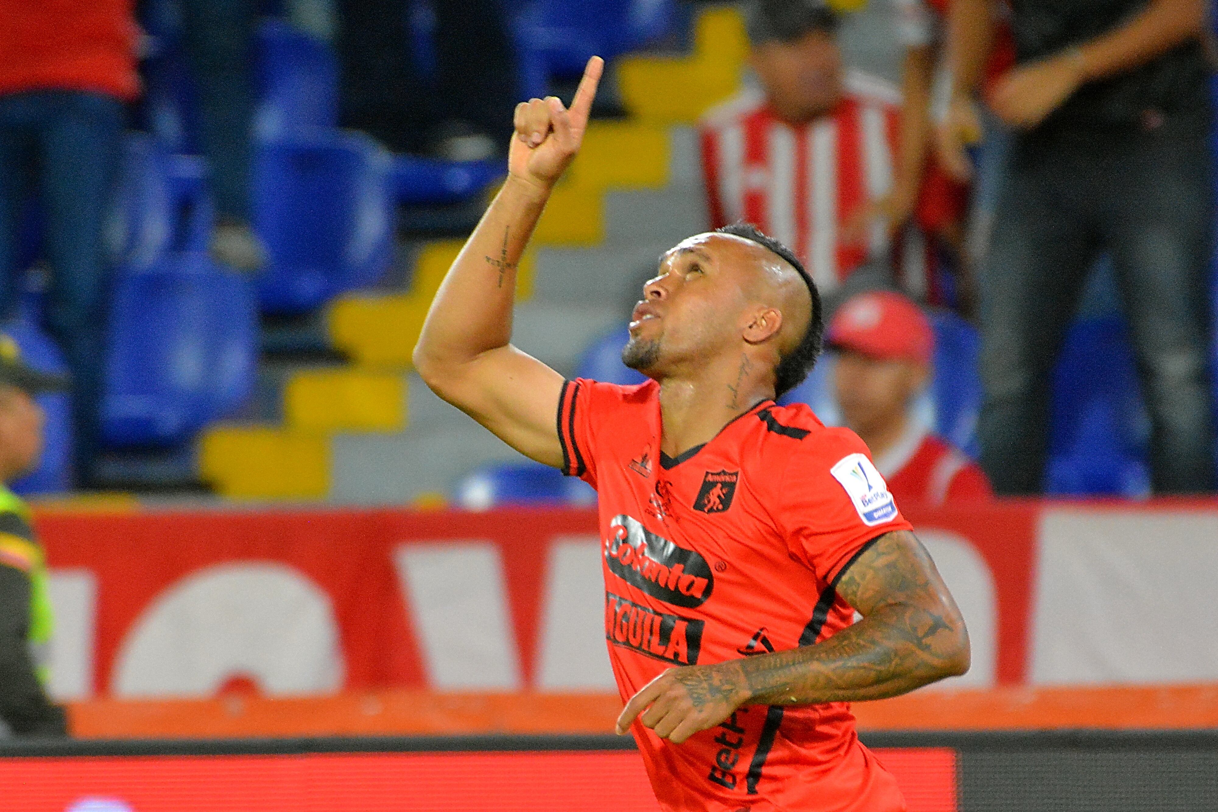 América de Cali derrotó 2 goles al Santa Fe. Sin embargo la hinchada pide que el técnico se vaya. Partido jugado en el estadio Pascual Guerrero de Cali