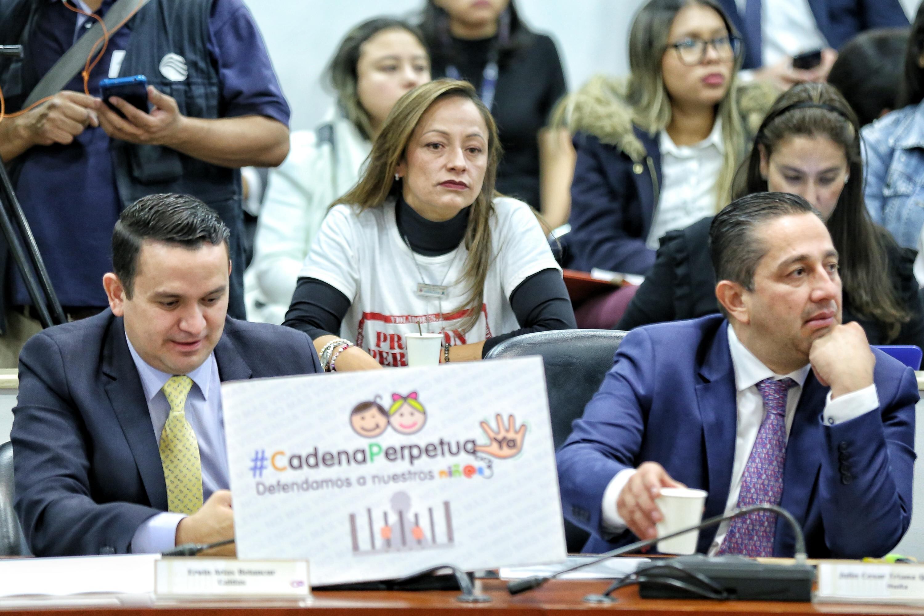 Yohana Jiménez (centro), hija de la fallecida senadora Gilma Jiménez, ha insistido en la necesidad de la cadena perpetua para los violadores de niños. 
