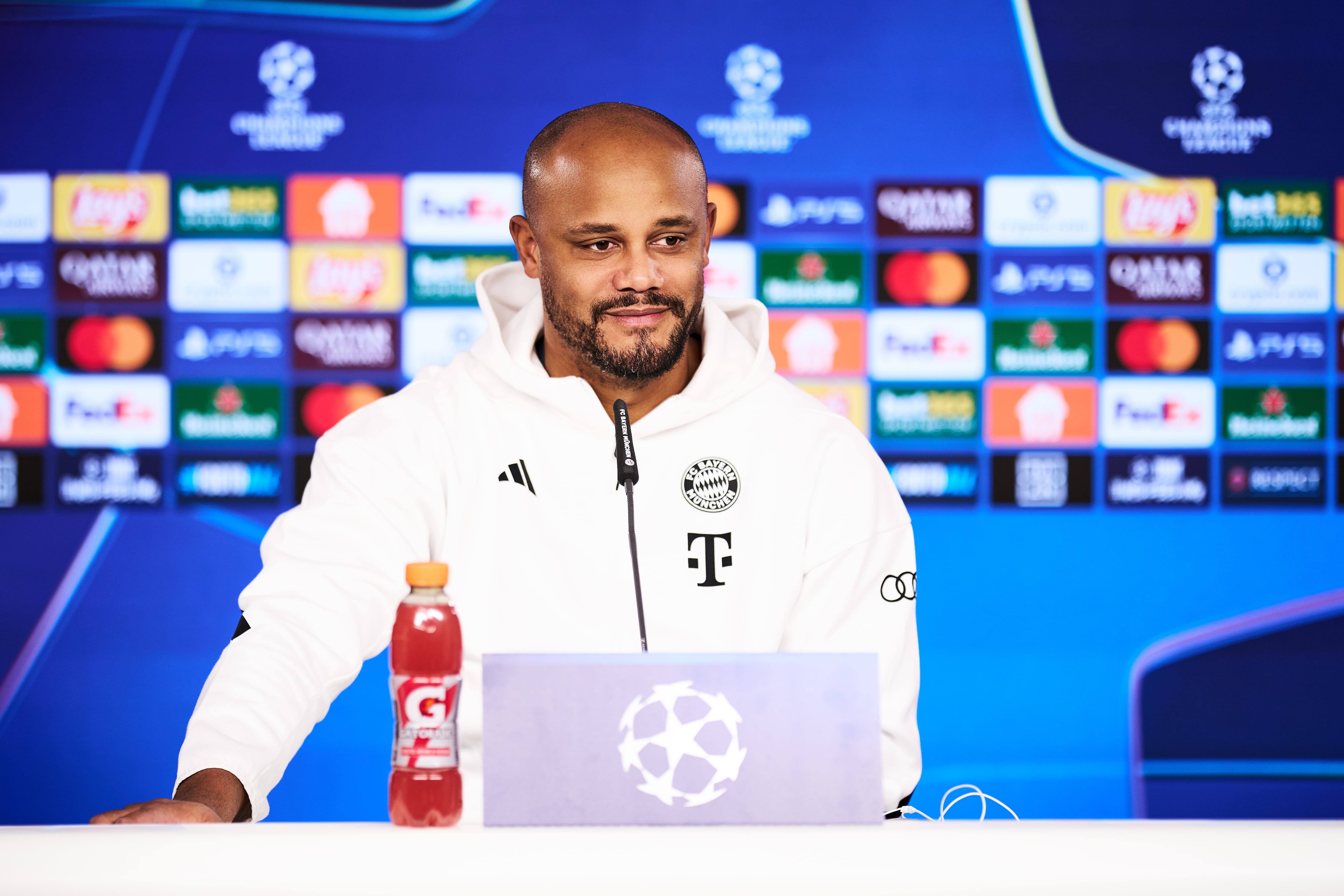 Vincent Kompany toma nota de los ausentes en Bayern Múnich para el venidero juego de Champions.