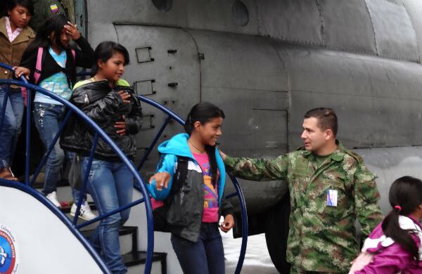 El viaje que los trajo a Bogotá duró 45 minutos desde la ciudad de Palmira. En el avión Hércules de la Fuerza Aerea, hicieron arribo 42 niñas y 33 niños pertenecientes a los pueblos indígenas paeces del Corregimiento de Tacueyo, municipio de Toribio en el departamento del Cauca.  