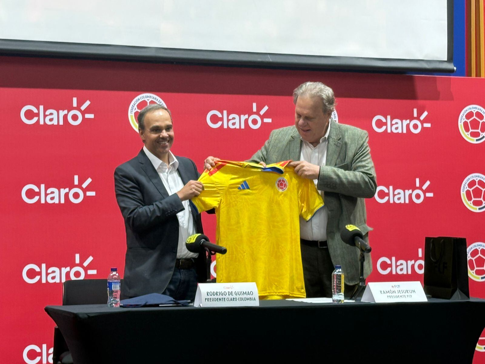 Ramon Jesurún, presidente de la Federación Colombiana de Fútbol y  Rodrigo de Gusmao, presidente de Claro Colombia.