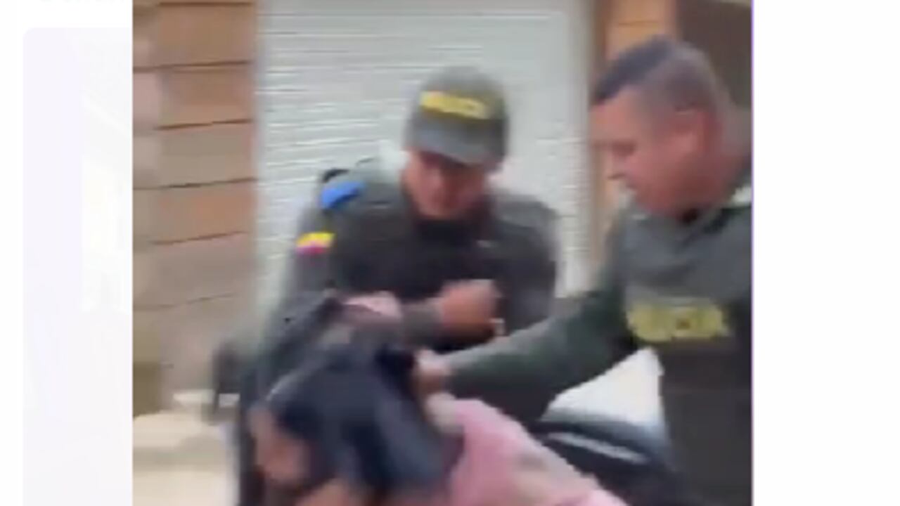 La mujer es sacada de un bar en Remedios por dos policías.