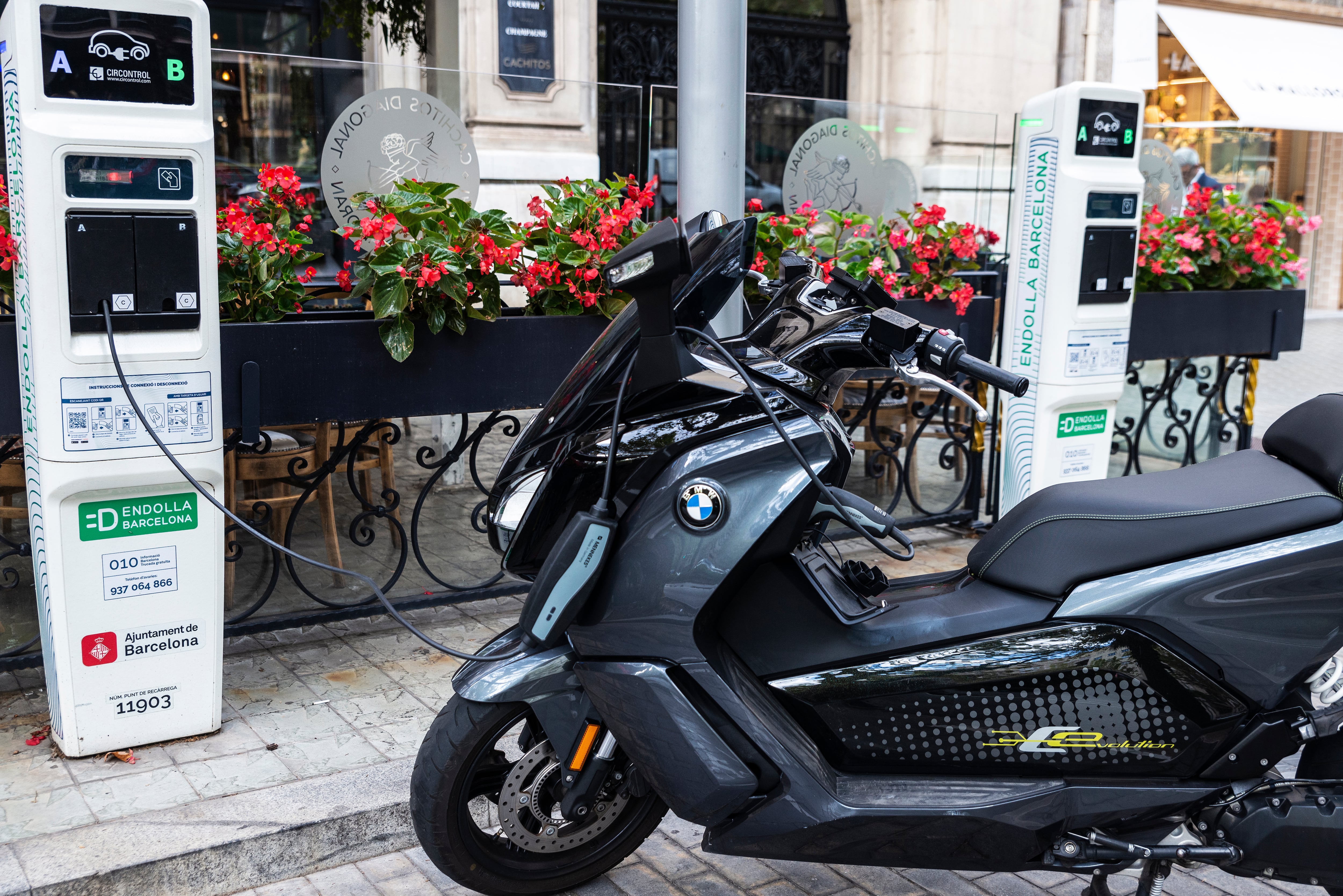 Las motocicletas eléctricas modernas incorporan tecnologías enfocadas en seguridad, eficiencia y movilidad urbana.