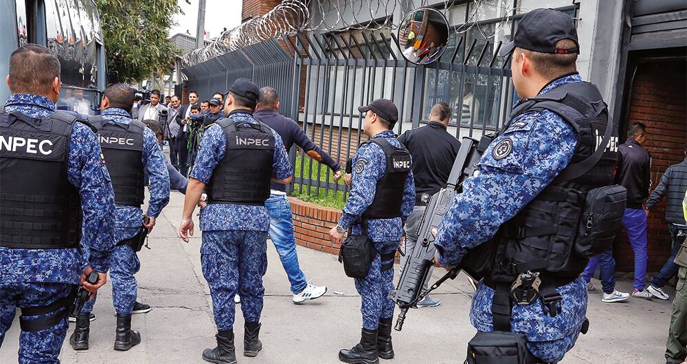 Para mitigar la crisis y el inminente riesgo para la sociedad, la UT Efectiva y el Inpec implementaron un protocolo de tres llamadas para avisarle al delincuente que se le está descargando el brazalete.