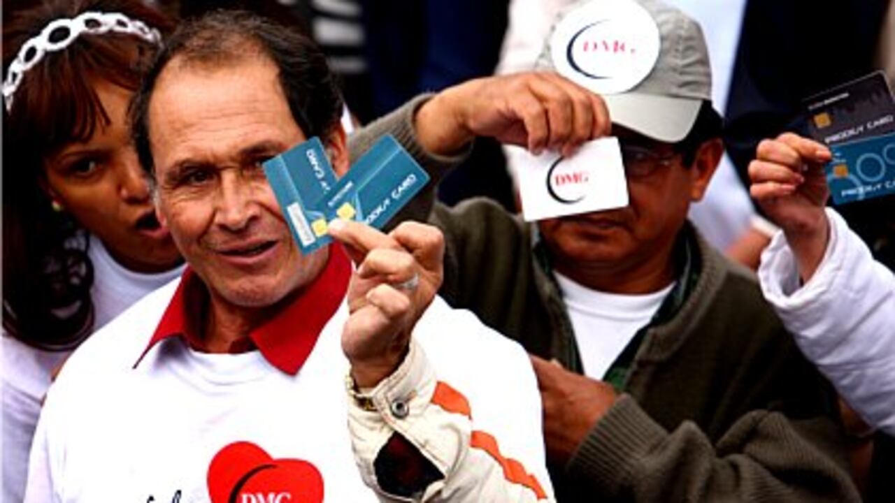 En Bogotá, cientos de personas marcharon este viernes hasta la Plaza de Bolívar para protestar contra Aval y el gobierno en defensa de DMG.