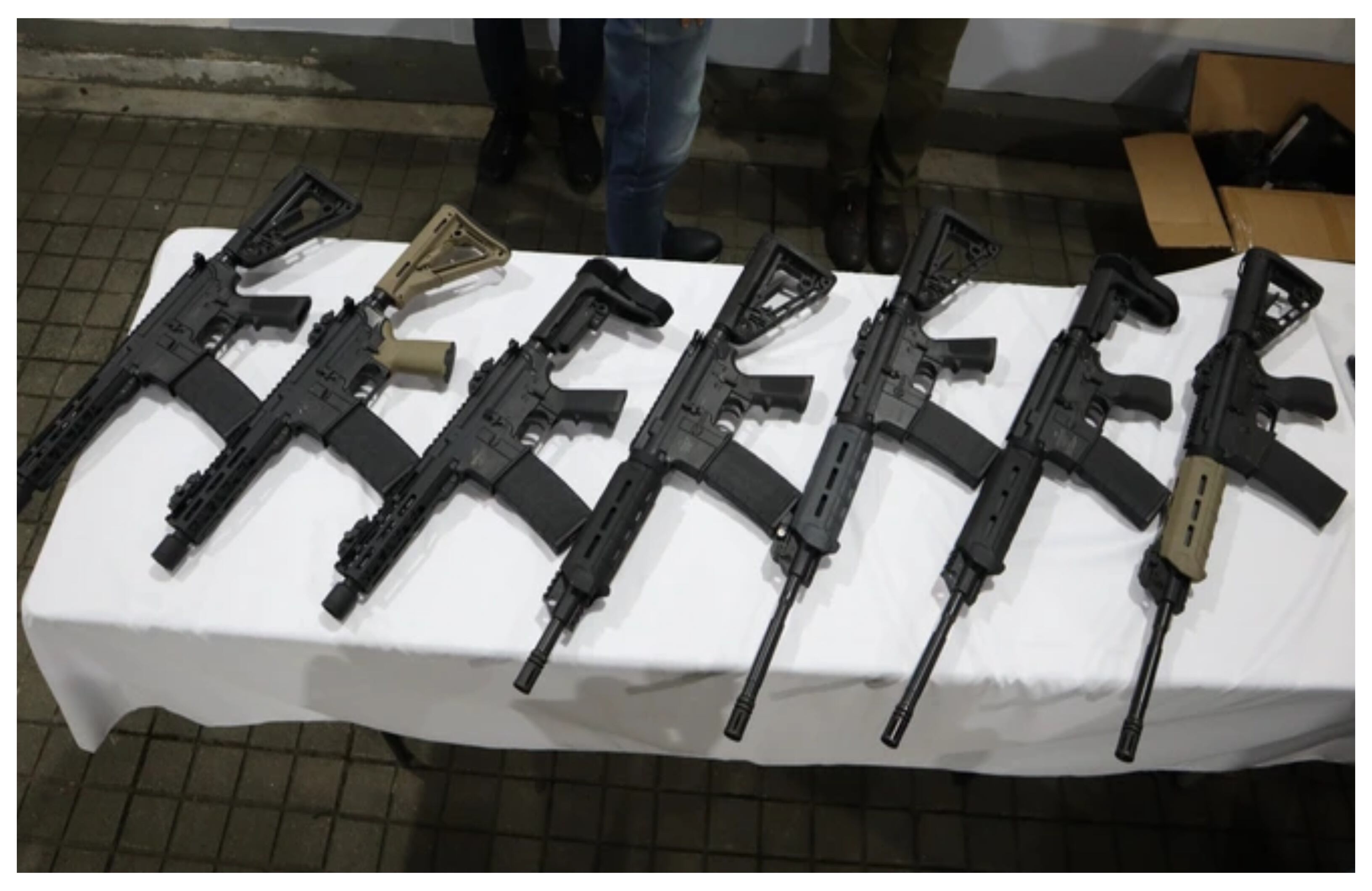 Fusiles incautadas en oficina de falsas asesorías jurídicas allanada en Cali.