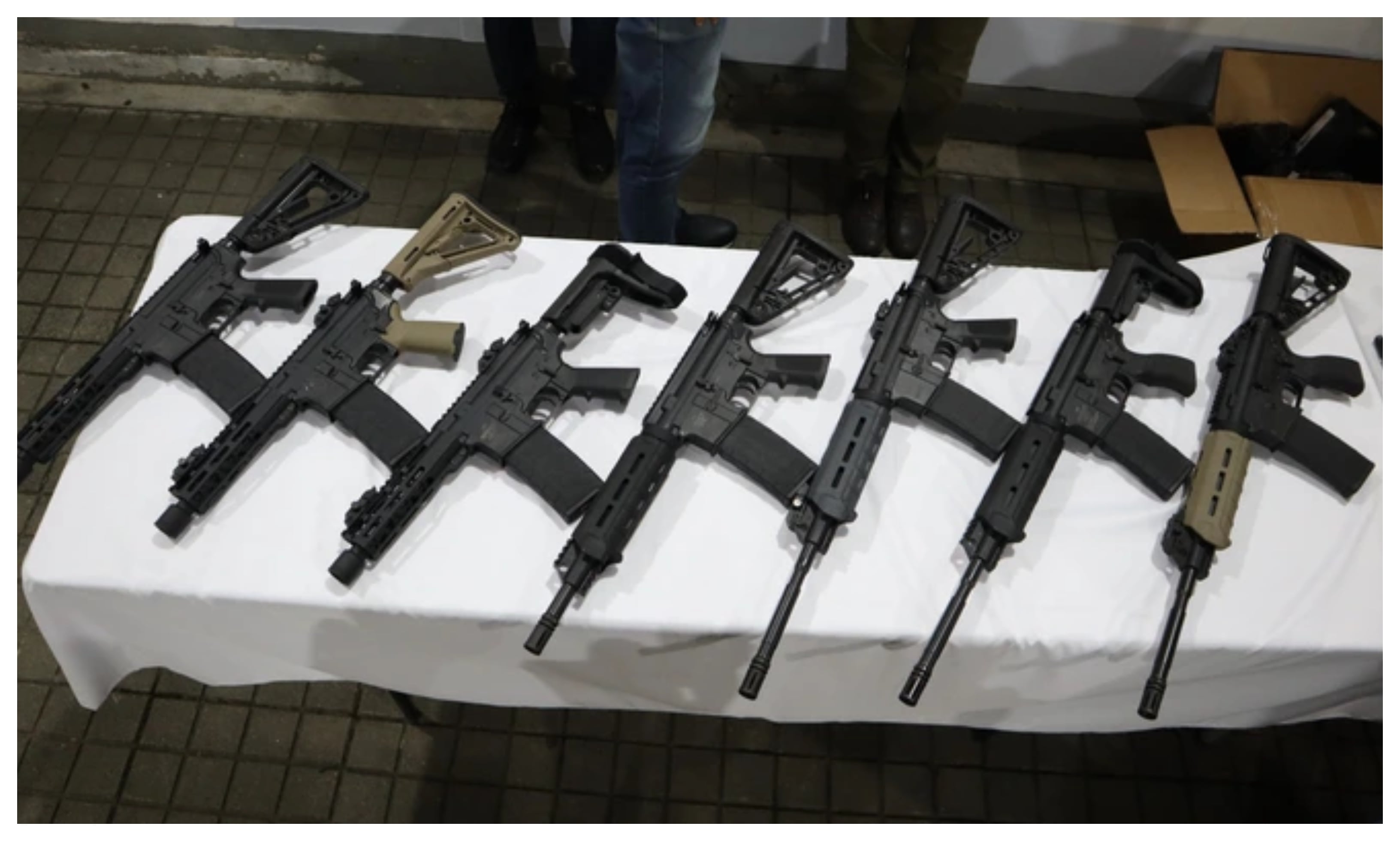 Fusiles incautadas en oficina de falsas asesorías jurídicas allanada en Cali.