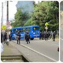 Los encapuchados retuvieron un bus del SITP y lo atravesaron en la Avenida Circunvalar. La Policía intervino y se presentan enfrentamientos.