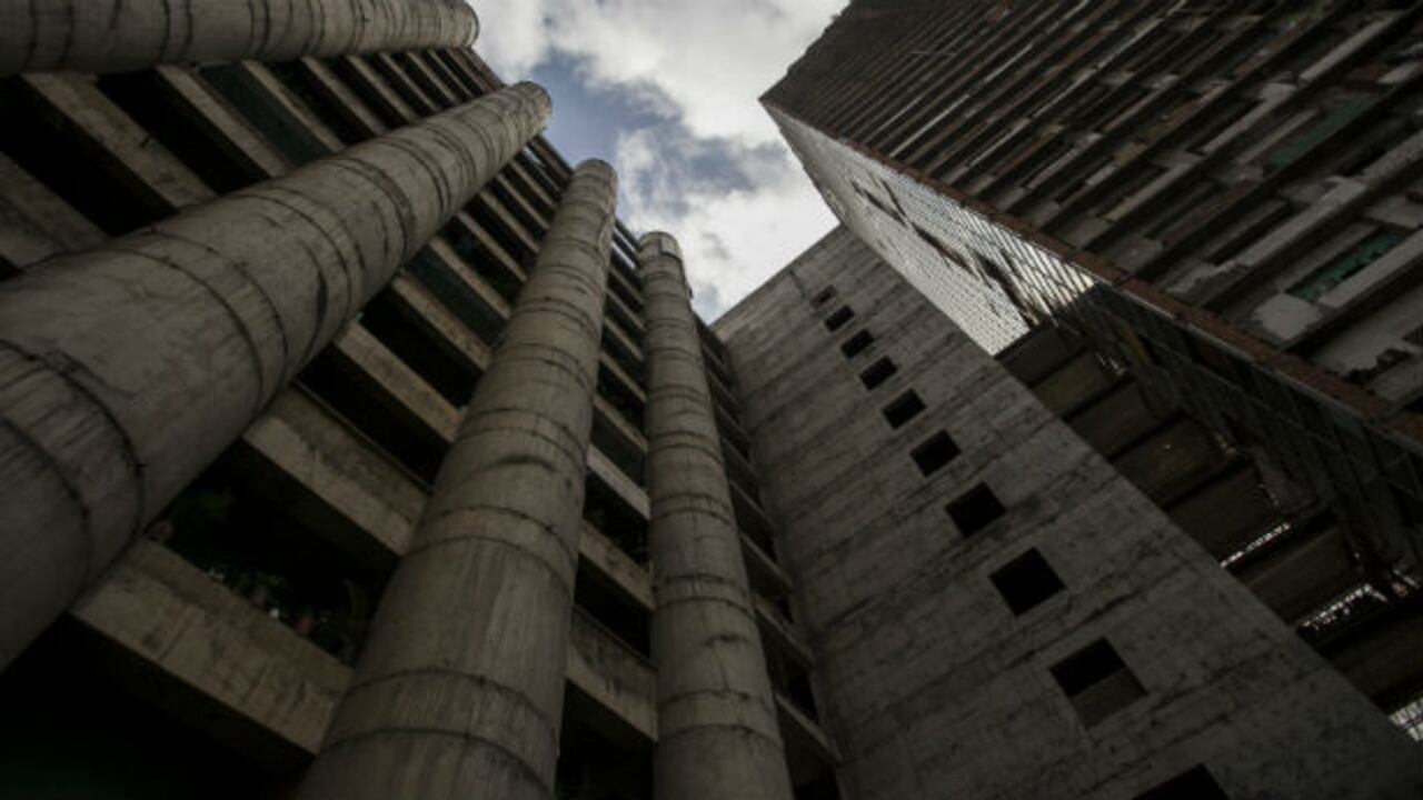 Aspecto de la "Torre de David" mientras son desalojados sus habitantes este martes 22 de julio.