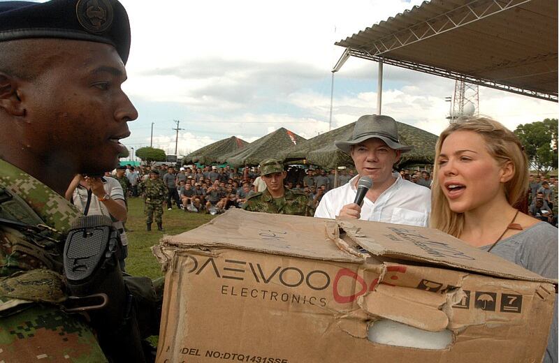 Natalia París, en la entrega de regalos a los soldados en el Guaviare.