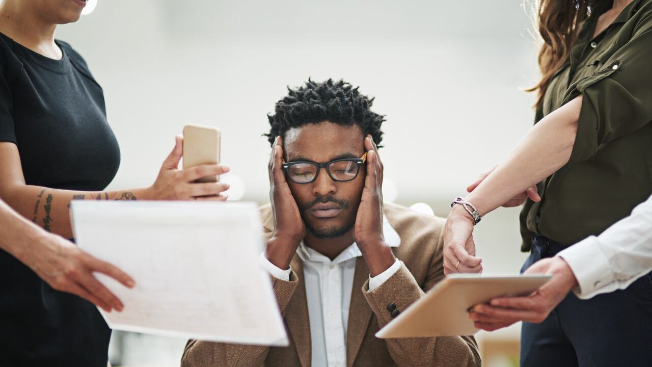 The Impostor Phenomenon Estudios menciona que la procrastinación y el sobreesfuerzo son respuestas comunes al síndrome del impostor.