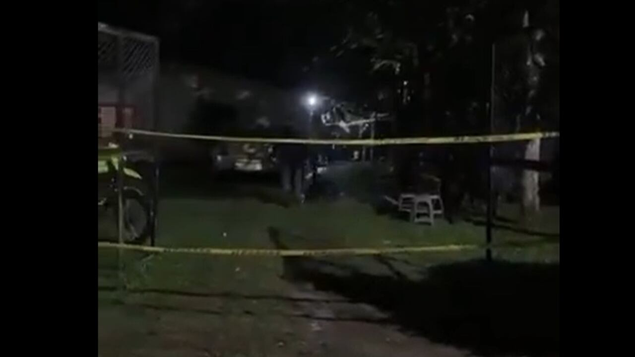 La Policía Nacional ya desplegó unidades para hacer una inspección a la zona y determinar el paradero de los sicarios, quienes habrían huido en dos motocicletas y tres vehículos. Foto: @alertapaisa