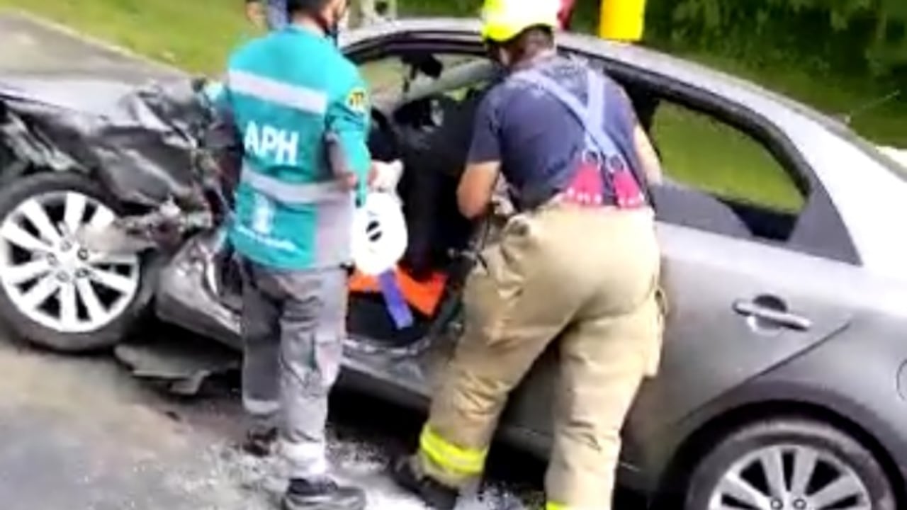 Accidente de gravedad cuatro vehículos de lujo chocaron y dejaron varias personas heridas en Medellín.