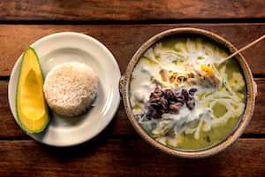 Es un plato típico colombiano que lleva guascas.