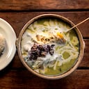 Es un plato típico colombiano que lleva guascas.