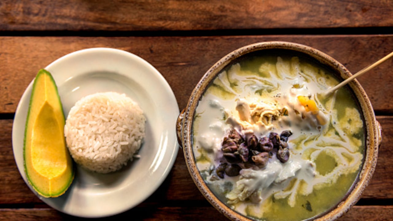 Es un plato típico colombiano que lleva guascas.