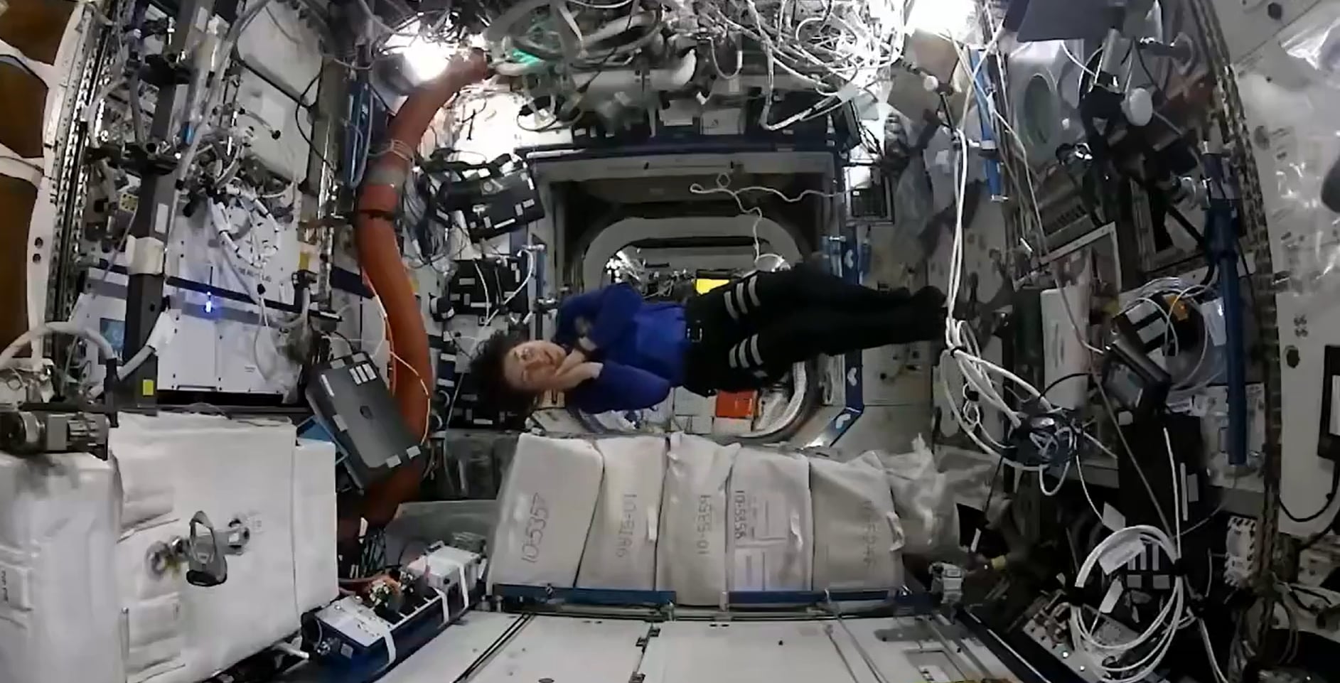 Sin una superficie donde acostarse, el descanso en la Estación Espacial Internacional es completamente distinto.