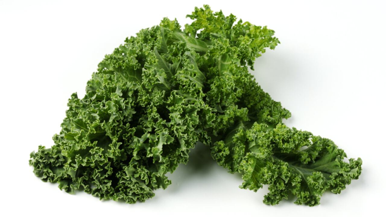 El kale posee hierro en altas proporciones, calcio, magnesio, zinc y potasio, además de un alto contenido proteico y fibra.