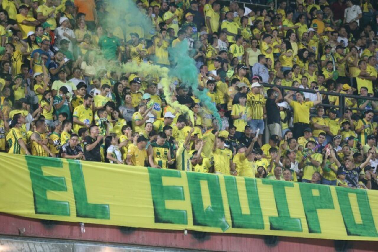 Hinchada del Atlético Bucaramanga en la fecha 6 del cuadrangular A ante Pereira.