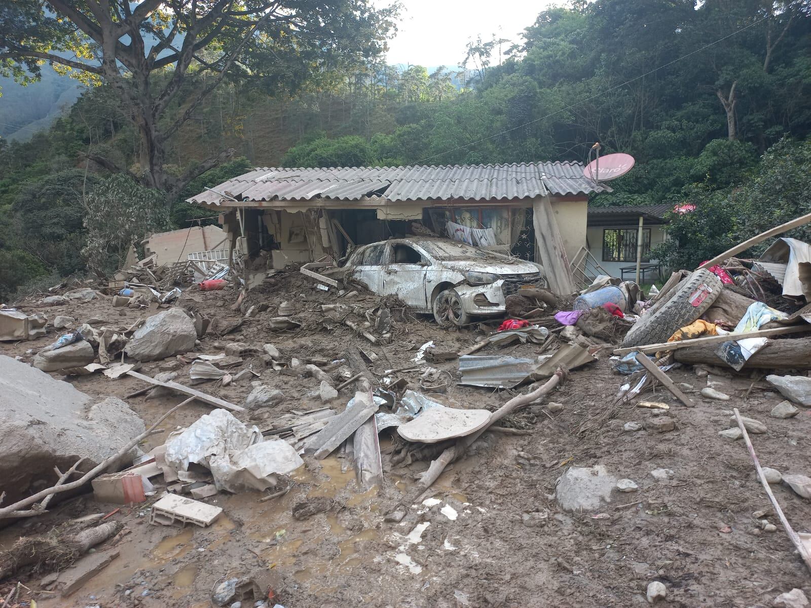 El lodo y los escombros arrasaron con todo, este es el desolador panorama.
