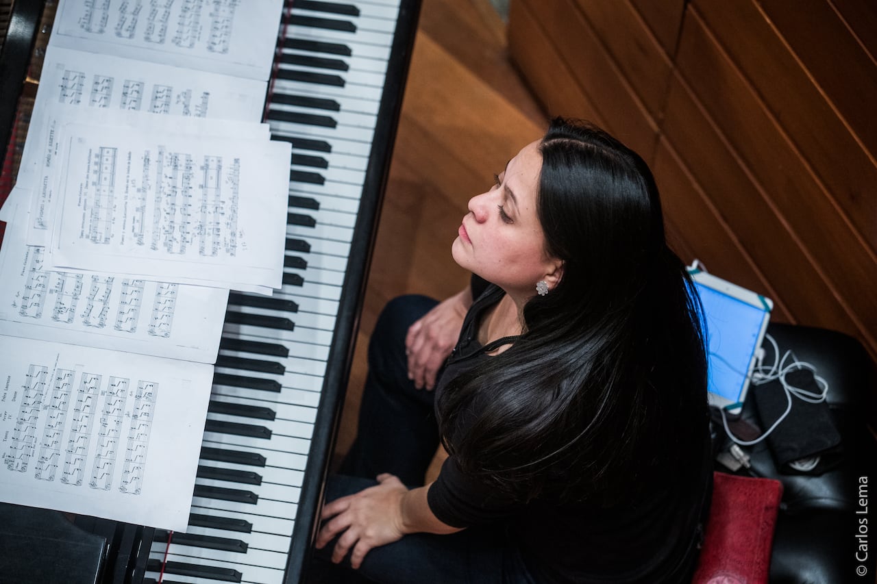 Francy on piano.