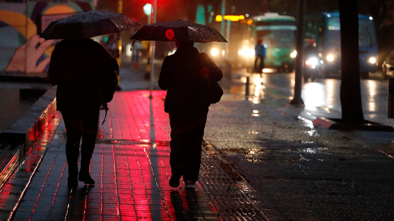Personas caminando bajo la lluvia en Bogotá