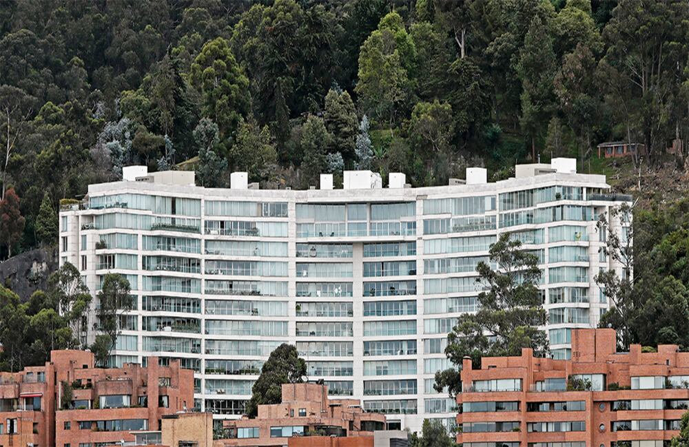 El edificio Peñas Blancas fue construido en 2009 y presentado como una de las renovaciones urbanísticas de Bogotá. Once años después, existe una disputa jurídica entre la constructora y los 66 propietarios.