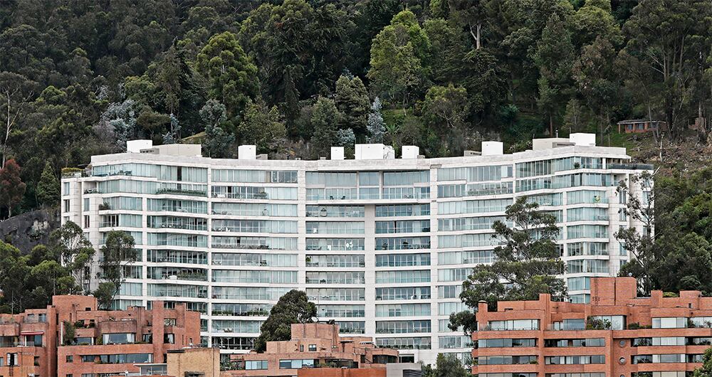 El edificio Peñas Blancas fue construido en 2009 y presentado como una de las renovaciones urbanísticas de Bogotá. Once años después, existe una disputa jurídica entre la constructora y los 66 propietarios.