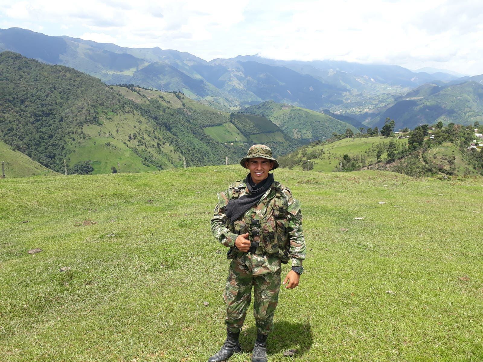 Soldados amputados hacen fila en la Dirección de Sanidad por atención médica o una pensión. Denuncian tramitología.