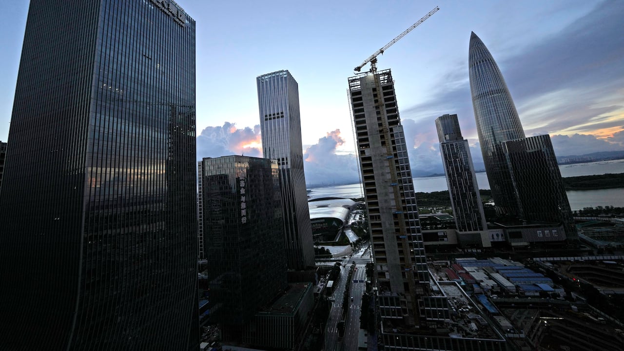¿Por qué China suspendió la construcción de super rascacielos en su territorio? (AP Photo/Ng Han Guan)