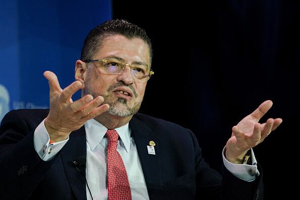 El Código Penal de Costa Rica contempla penas de prisión de dos a cuatro años "a quien recaude fondos para algún partido político sin haber sido autorizado por el tesorero del partido".