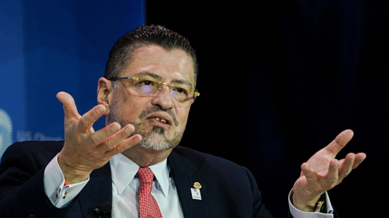 La investigación se centra en "una presunta estructura paralela de financiamiento electoral del gobernante Partido Progreso Social y Democrático (PPSD)" durante la campaña electoral de 2022 que llevó a Chaves a la Presidencia, indicó el diario La Nación que cita como fuente a la Fiscalía. Photographer: Kyle Grillot/Bloomberg via Getty Images