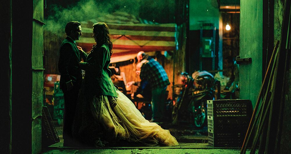 No es 'In the Mood For Love', pero sí le rinde a esa película un hermoso homenaje en un punto crucial de la película.