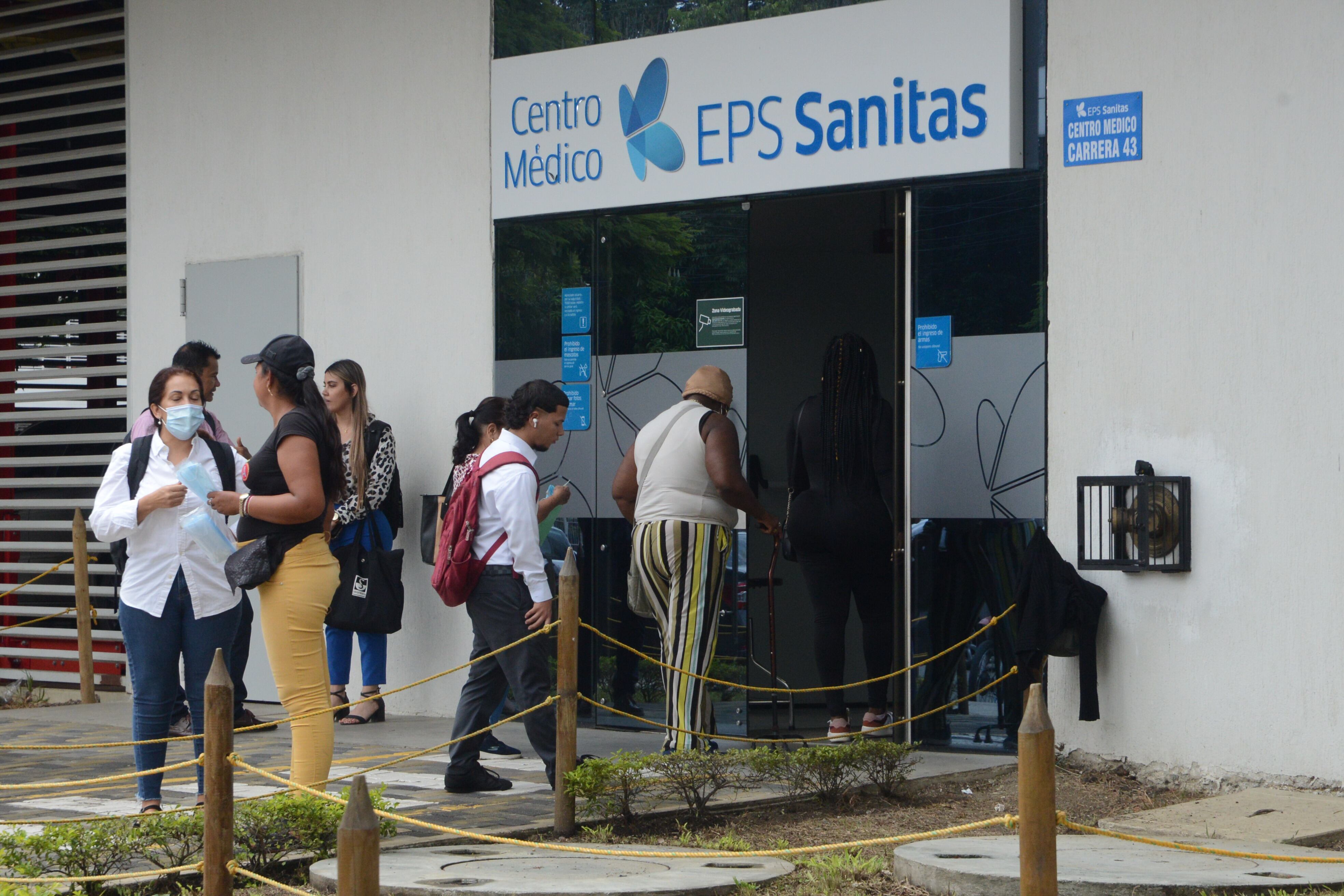 Cali: Desde el 15 de noviembre dejara de suministrar medicamentos a miles de usuarios de Sanitas debido a una millonaria deuda por parte de la EPS, ha generado preocupación en el país por parte de los afiliados. foto José L Guzmán. El País oct 31-23