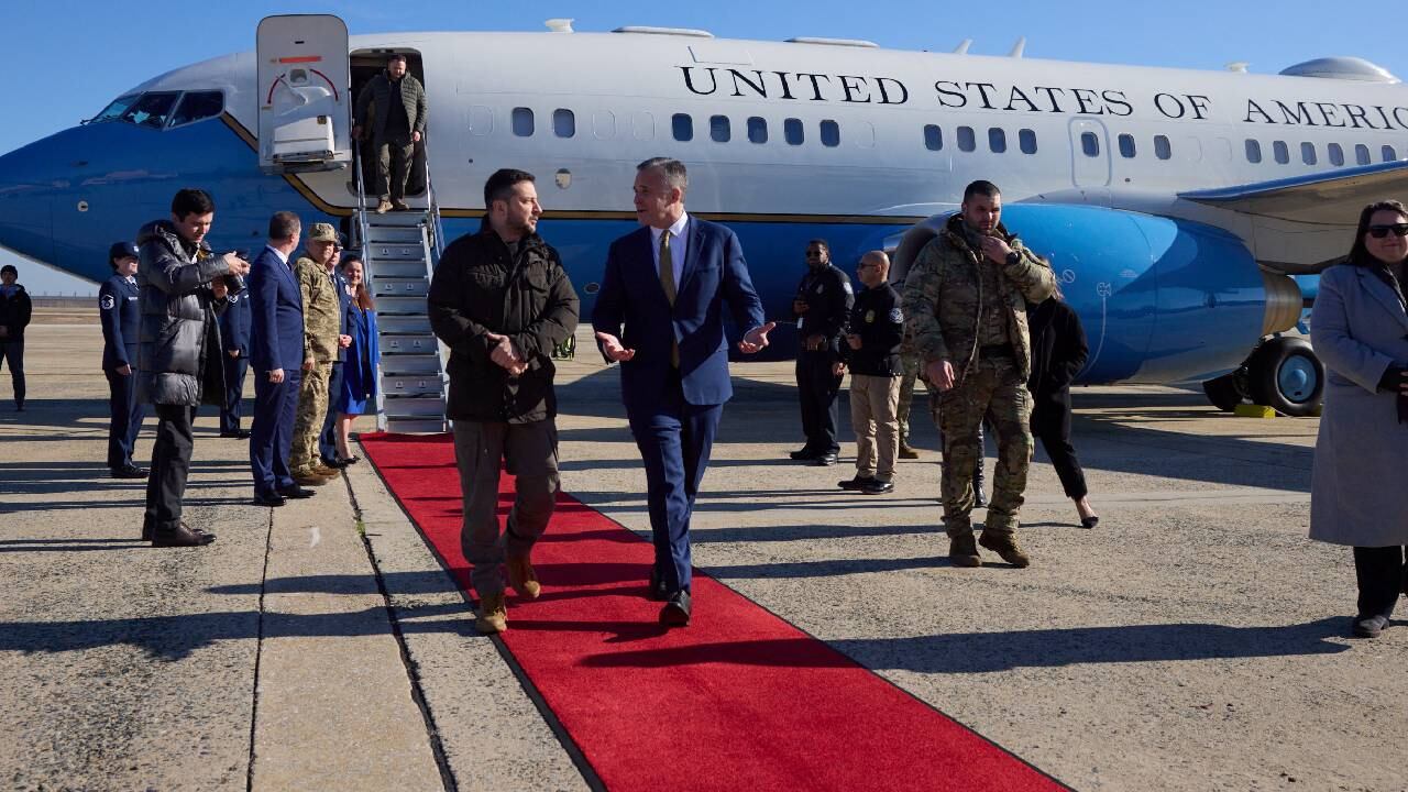 El presidente de Ucrania con el jefe de protocolo de los Estados Unidos, Rufus Gifford.