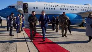El presidente de Ucrania con el jefe de protocolo de los Estados Unidos, Rufus Gifford.