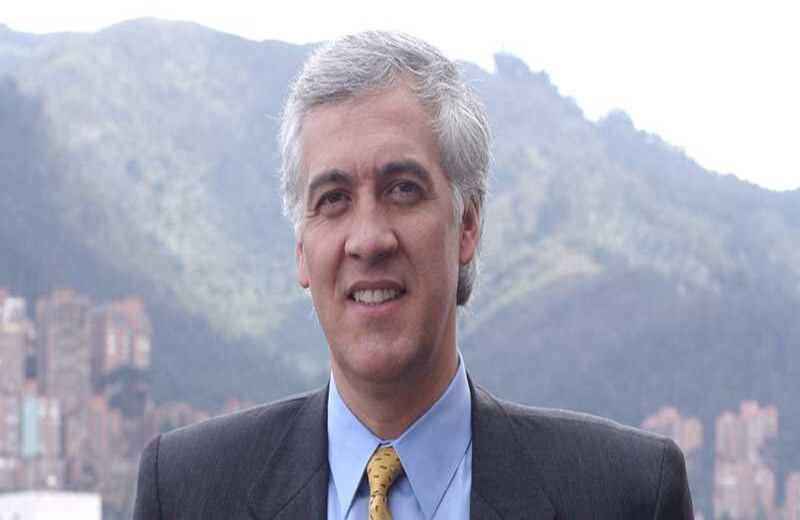 Es hijo del excongresista santandereano Samuel Moreno Díaz y de María Eugenia Rojas, la ‘Capitana’, la primera mujer en Colombia en ser candidata a la Presidencia (1974). 