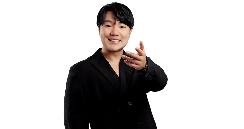 Nacido en Corea del Sur, Zion Hwang es cantante, empresario e influencer. Su primera canción, Culpa de quién, ya es un éxito.