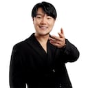 Nacido en Corea del Sur, Zion Hwang es cantante, empresario e influencer. Su primera canción, Culpa de quién, ya es un éxito.