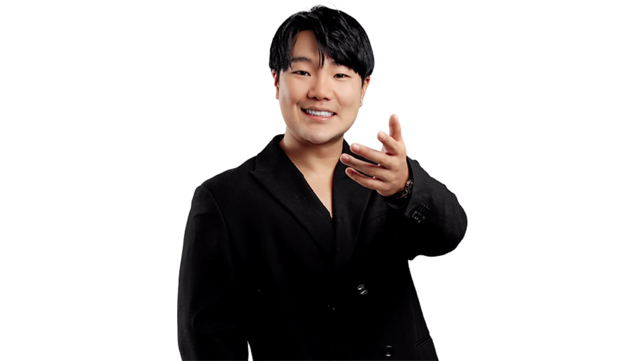 Nacido en Corea del Sur, Zion Hwang es cantante, empresario e influencer. Su primera canción, Culpa de quién, ya es un éxito.