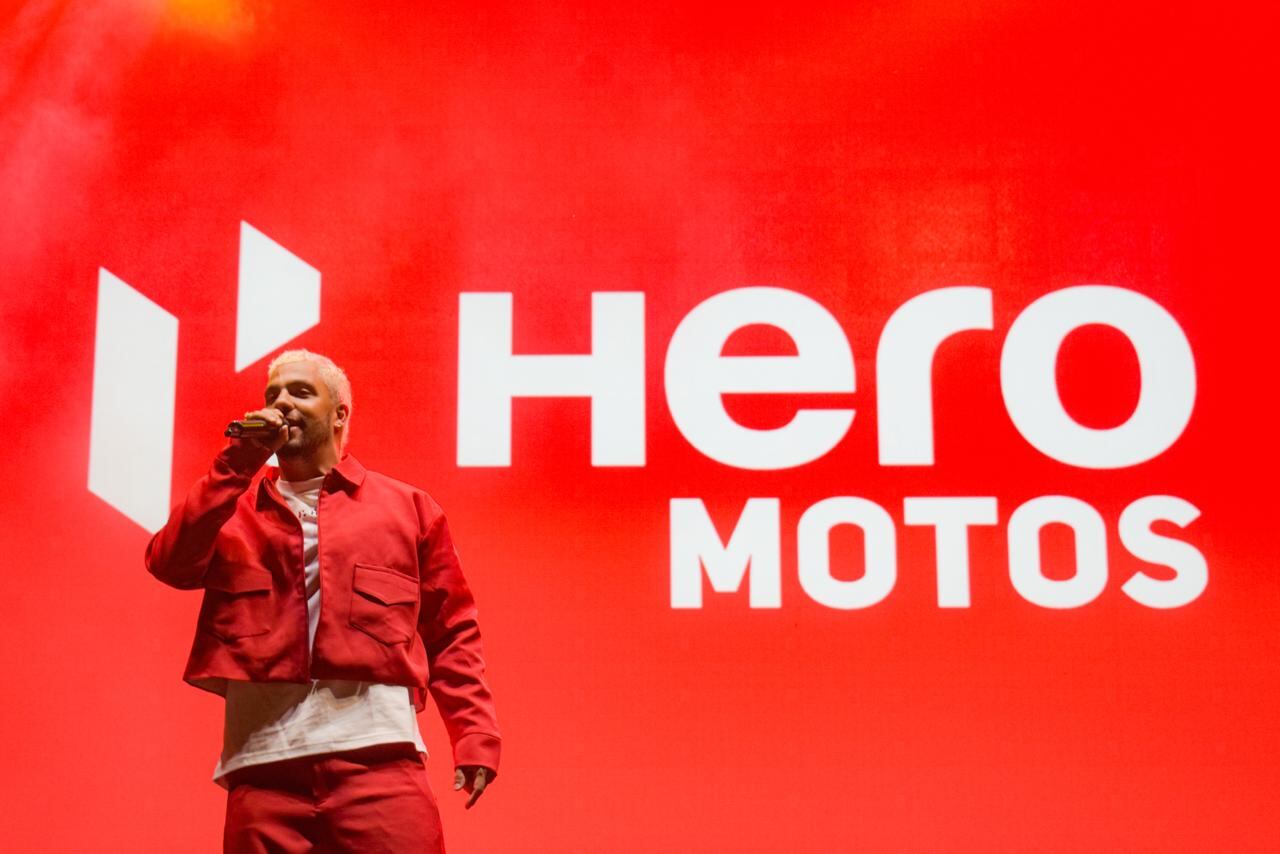 El cantante Altafulla decidió aprovechar la temporada más importante del año en la capital del Atlántico para entregar motos a personas que dependen de la movilidad diaria para sostener a sus familias.