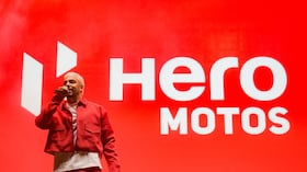 El cantante Altafulla decidió aprovechar la temporada más importante del año en la capital del Atlántico para entregar motos a personas que dependen de la movilidad diaria para sostener a sus familias.