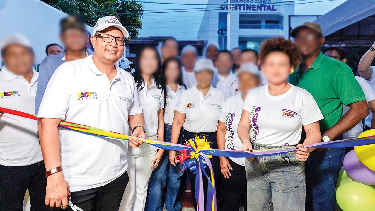 Los feligreses reclamaron por la presencia de Abraham Katime, gerente de Activos por Colombia, quien ha hecho campaña por Iván Cepeda. 