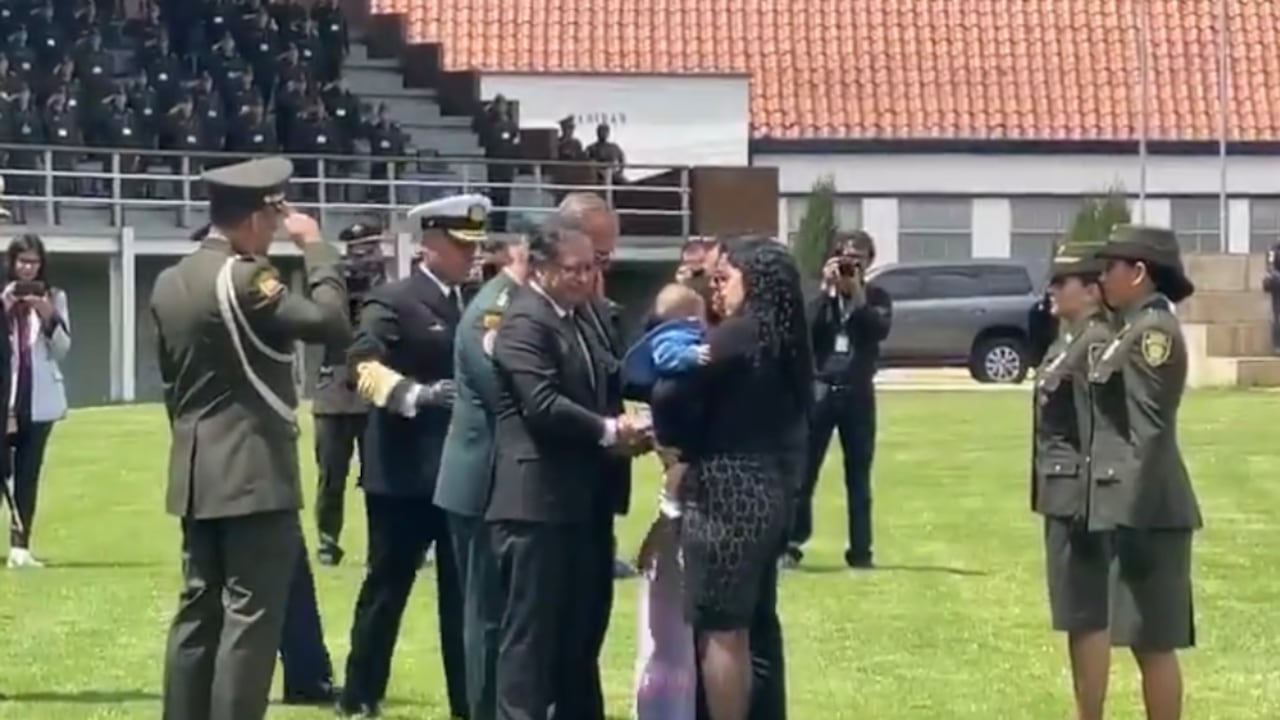 El presidente Gustavo Petro entregó la condecoración orden al mérito a la familia del policía Ricardo Monroy asesinado en Los Pozos