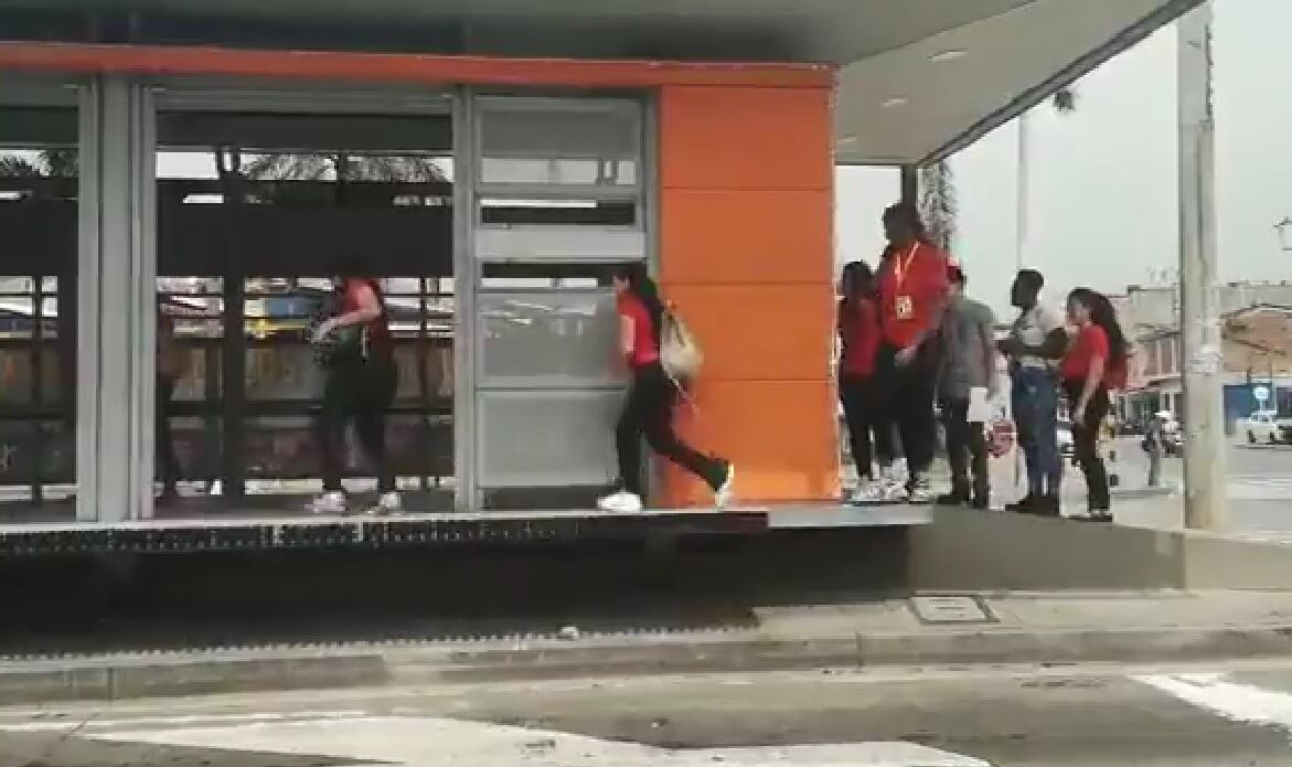 Empleados de una empresa en Cali fueron captados colándose a un bus del MIO.